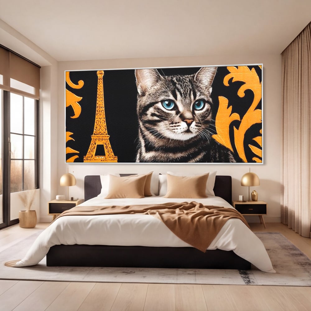 Tablou canvas cu tablou canvas cu pisica si turnul eiffel, in rama de aluminiu argintiu, pe perete intr-un dormitor
